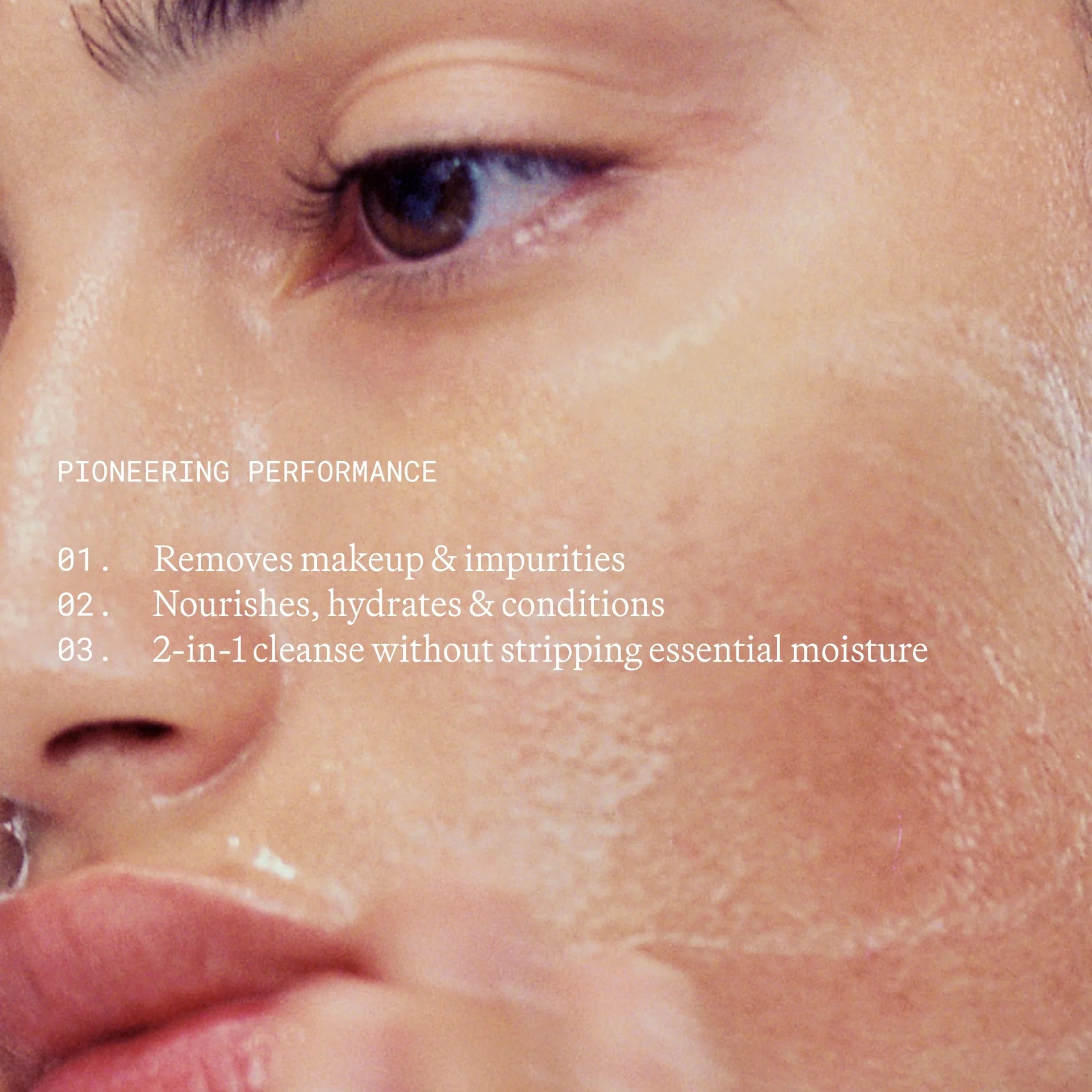 Illuminating_Oil_Cleanser_-_PDP_4.webp