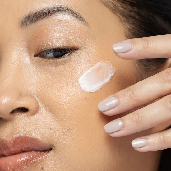 Vivier_DailyAgeDeyingMoisturizer_Aplication_5x4_550x_975631d0-5b70-4511-8b9b-b35235b50bc4.webp