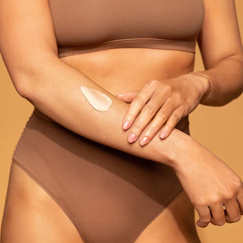 gradual-tanning-lotion-applying-peta-jane-model.webp