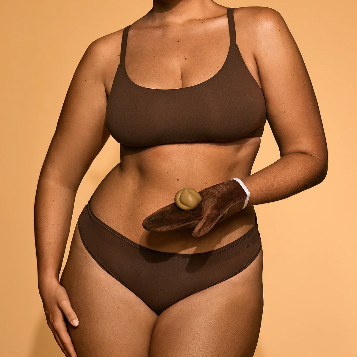 peta-jane-dark-self-tanning-mousse-closeup-mitt.webp